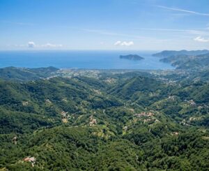 Villa e casale a Camaiore in Versilia con colline verdi e vista mare blu.