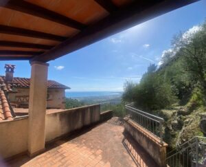 Balcone in cotto di casale a Camaiore con vista mare e collina in Versilia.