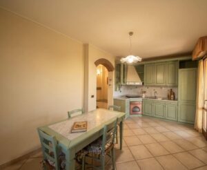 Tavola rustica e arredi sage beige accoglienti per 2 nuclei familiari di Villa Montecalvoli.
