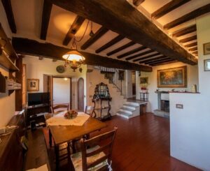 Accogliente sala da pranzo in legno con travi a vista, rustico a Camaiore in Versilia.