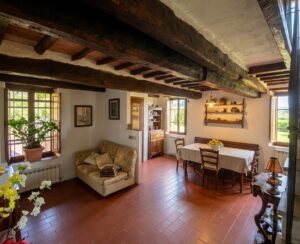 Soggiorno rustico a Camaiore con travi e terracotta, casale in Versilia vista mare.