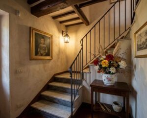 Scale in legno di casale a Camaiore con fiori e quadro: rustico accogliente in Versilia.