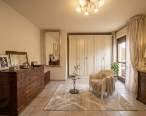 Camera spaziosa di Villa Montecalvoli con arredamento accogliente e design neutro.