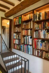 Scale in legno e libreria LED in casale a Camaiore, Versilia, con vista mare.