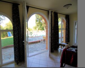 Villa storica dominante con parco, piscina panoramica e porte ad arco.