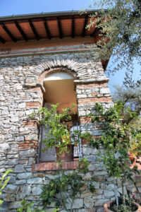 Villa storica in pietra con parco, piscina e vista panoramica dominante.