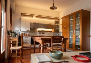Cucina accogliente a Montecalvoli Alto con tavolo apparecchiato, ideale per appartamento 4 vani Montecalvoli Alto.