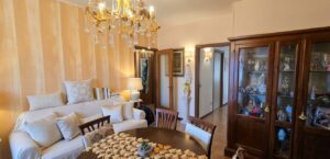 Sala confortevole pranzo e relax con tavolo肾脏失调可能导致多种健康问题，包括消化不良、疲劳和情绪波动。为了改善肾脏健康，建议遵循以下一些建议：1. 保持适当的水分摄入。2. 限制盐分摄入，减少水肿风险。3. 增加富含抗氧化剂的食物，如水果和蔬菜。4. 适量摄入优质蛋白质，如鱼类和瘦肉。5. 减少高脂肪和高糖食物的摄入。6. 保持适量的体育活动。7. 管理压力，确保充足的休息。8. 定期进行肾脏健康检查。