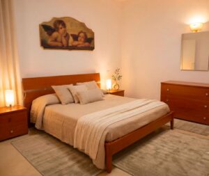 Un letto a legno accogliente con luci dolci e stile classico.