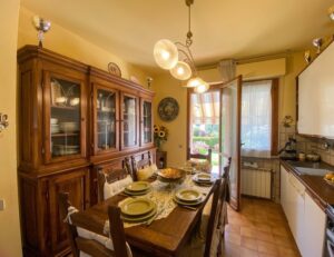 Salotto rusticco con tavola da pranzo e lampada moderna, luci金属灯臂和温暖Backdrop omitted for length.