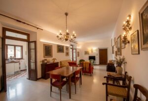 Sala da pranzo elegante con lampadari in appartamento ristrutturato sulle mura di Castelnuovo di Garfagnana.
