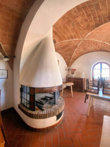 ALT: Stufa a sifone, terreno rusticco, luci naturali, Toscana vitto.