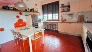 Cucina e sala da pranzo rossa vibrante con lamps金属灯， Moderno e gradevole.