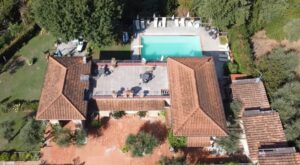Villa storica con parco e piscina, vista aerea panoramica dominante.