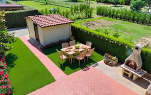 Un patio elegante con giardino e summerhouse.