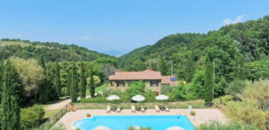 Prestigioso casale con piscina, giardino e vista sulle colline: rifugio tranquillo immerso nel verde.