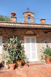 Villa storica dominante e panoramica con corte in pietra, parco e piscina.