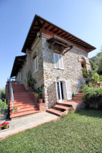 Villa storica in pietra con parco, piscina e vista panoramica dominante.