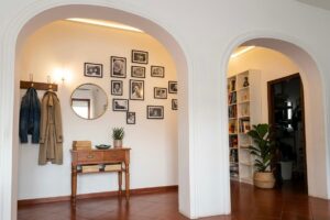 Accogliente appartamento 4 vani Montecalvoli Alto con archi bianchi, piante e libreria per atmosfera serena.