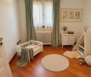 Un nursery sereno con cribs bianchi e tippè verde, illuminato dalla finestra grande, creando un ambiente accogliente.