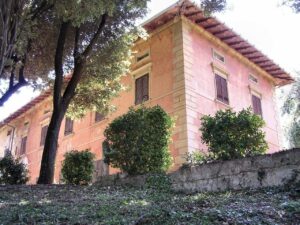 Una villa mediterranea in terracotta su un terreno verde conmuscoloso SoleALE.