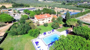 Residenza lussuosa con piscina e architettura mediterranea in campagna.