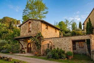 Tenuta con fonte romana, casale in pietra e tetto in cotto nel verde
