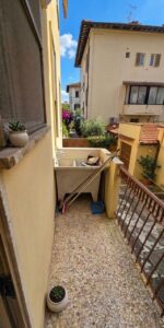 Un vialetto a pietrisco multicolori con giardino mediterraneo.