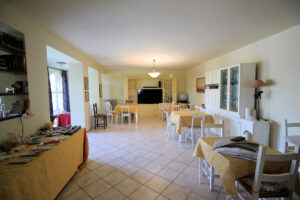 Sala colazioni in villa storica con parco, piscina e vista panoramica dominante.