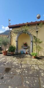 Villa gialla con arco e giardino pensile a Castelnuovo di Garfagnana, appartamento ristrutturato.
