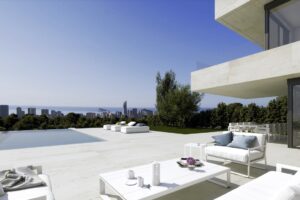 Villa di lusso moderna con piscina a sfioro, terrazzo panoramico e vista mare.