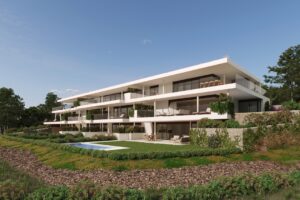 Complesso residenziale di lusso con piscina, ampie terrazze e giardino verdeggiante su una collina.