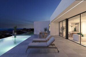 Villa di lusso moderna con piscina a sfioro, vista mare e terrazza panoramica al tramonto.