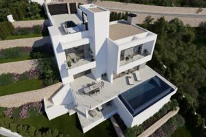 Villa moderna bianca a tre piani con piscina, terrazze panoramiche e auto parcheggiata.
