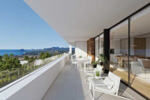 Terrazza panoramica di una villa moderna di lusso con spettacolare vista sul mare.